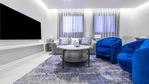 Mabaat - Al Malqa - 365 - A في الرياض: غرفة معيشة مع أريكة وتلفزيون
