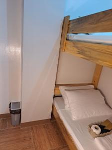 małą sypialnię z łóżkiem piętrowym w pokoju w obiekcie C1 w mieście Baguio