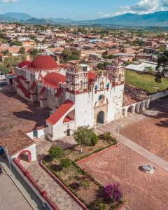 una vista aérea de un edificio de una ciudad en LÍZU Tu casa en un pueblo zapoteca, en Teotitlán del Valle