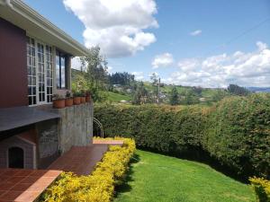 una casa con un patio con césped verde en Excepcional Villa dulce Raquel chimenea y horno, en Cuenca