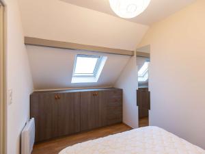 een slaapkamer met een bed en een raam bij Maison Luz-Saint-Sauveur, 3 pièces, 4 personnes - FR-1-402-130 in Luz-Saint-Sauveur