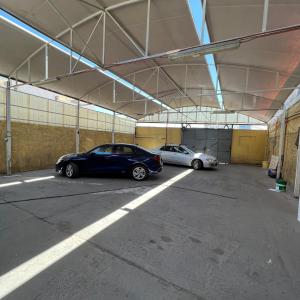 dos coches aparcados en un estacionamiento vacío en HOSPEDAJE DA VINCI PARA TURISTAS y PERSONAL LABORAL en Calama