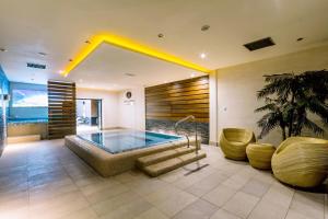 un ampio bagno con vasca in una stanza di Arena Hotel Spa & Wellness a Tychy
