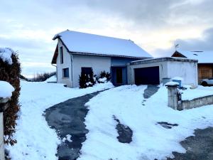 Maison chaleureuse au cœur du massif Jurassien v zime