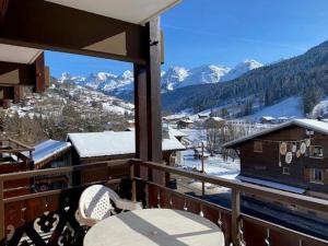 een balkon met uitzicht op een met sneeuw bedekte berg bij Appartement Le Grand-Bornand, 2 pièces, 6 personnes - FR-1-458-139 in Le Grand-Bornand