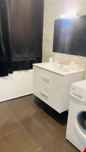 Vannituba majutusasutuses Urban Zen Appart Spacieux studio atypique avec bain a remous proche de tout