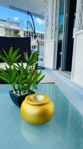 Rõdu või terrass majutusasutuses Urban Zen Appart Spacieux studio atypique avec bain a remous proche de tout