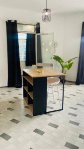 Televiisor ja/või meelelahutuskeskus majutusasutuses Urban Zen Appart Spacieux studio atypique avec bain a remous proche de tout