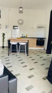 Köök või kööginurk majutusasutuses Urban Zen Appart Spacieux studio atypique avec bain a remous proche de tout