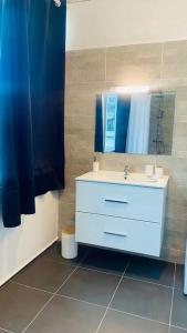 Vannituba majutusasutuses Urban Zen Appart Spacieux studio atypique avec bain a remous proche de tout