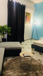 Istumisnurk majutusasutuses Urban Zen Appart Spacieux studio atypique avec bain a remous proche de tout