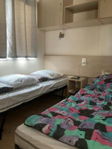 Postel nebo postele na pokoji v ubytování Mobilhome « Candice »