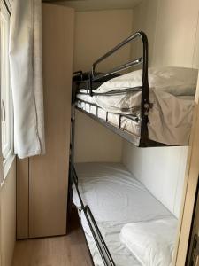 Postel nebo postele na pokoji v ubytování Mobilhome « Candice »