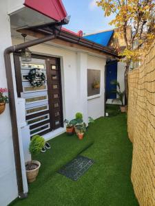 a small backyard with green grass and a house at Daejeon St Entire House in Daejeon