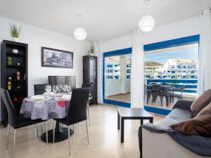 een woonkamer met een tafel en een bank bij 2258-Superb 1 bedroom-terrace and sea view in Castillo de Sabinillas