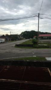 eine Kreuzung einer leeren Straße in einer Stadt in der Unterkunft IPOH Homestay in Ipoh