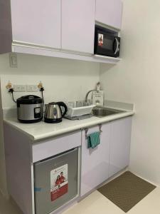 Kuchyň nebo kuchyňský kout v ubytování Comfy Condo Grand Riviera Suite, Roxas Blvd Ermita Manila infront of US Embassy