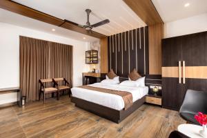 een hotelkamer met een bed en een bureau bij WOLKENBURG RESORT & SPA in Munnar