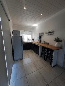 una cucina con un frigorifero e un tavolo di GRACE'S PLACE a Beaufort West Altre 17 foto