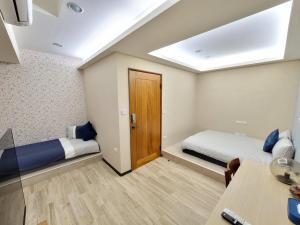 台南的住宿－新興九洲會館 ，一间卧室,卧室内设有一张床和一扇门