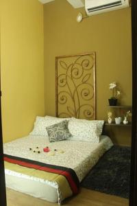 Postel nebo postele na pokoji v ubytování 1 MINUTES TO TOWER SENTRAL INTAN HOMESTAY 6 ROOMS