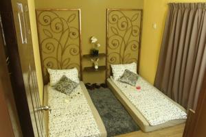 Postel nebo postele na pokoji v ubytování 1 MINUTES TO TOWER SENTRAL INTAN HOMESTAY 6 ROOMS