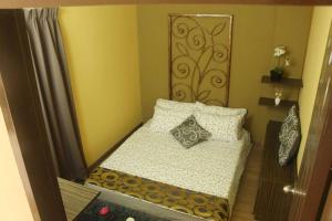 Postel nebo postele na pokoji v ubytování 1 MINUTES TO TOWER SENTRAL INTAN HOMESTAY 6 ROOMS