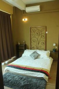 Postel nebo postele na pokoji v ubytování 1 MINUTES TO TOWER SENTRAL INTAN HOMESTAY 6 ROOMS + 11 fotografií