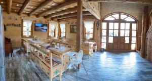 Un restaurant sau alt loc unde se poate mânca la Székelyföld,Siklódi Kő Vendégház, Csűr +65 fotografii