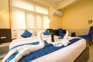 dwa łabędzie siedzące na łóżku w pokoju hotelowym w obiekcie Hotel yellow nest inn w mieście Dharamsala