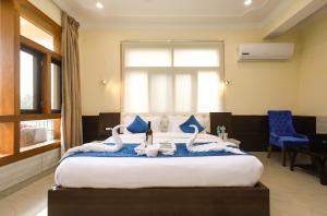 Un dormitorio con una cama con cisnes. en Hotel yellow nest inn, en Dharamshala