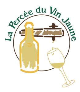 butelkę wina i kieliszek nożem w obiekcie Chambre paisible avec vue sur la montagne w mieście Conliège