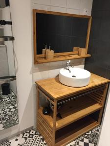 W łazience znajduje się umywalka i lustro. w obiekcie Chambre paisible avec vue sur la montagne w mieście Conliège