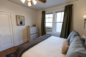 Un dormitorio con una cama grande y una ventana en Historic Revival King Bed Midtown Memphis 68 Yes Pets Fast Wifi Free Parking, en Memphis