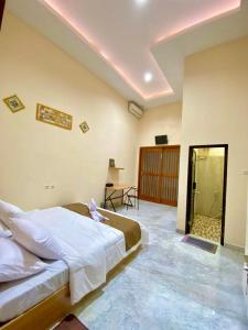 Postel nebo postele na pokoji v ubytování Al-Kiswah Syariah Guest House