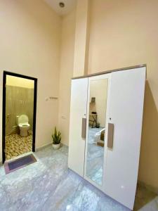 Postel nebo postele na pokoji v ubytování Al-Kiswah Syariah Guest House