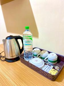 Příslušenství pro přípravu čaje a kávy v ubytování Al-Kiswah Syariah Guest House