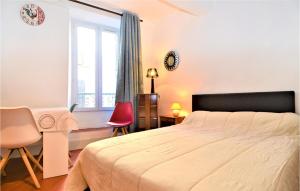 ein Schlafzimmer mit einem großen Bett und einem Fenster in der Unterkunft 1 Bedroom Lovely Apartment In Saint Jean Du Gard in Saint-Jean-du-Gard
