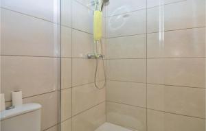 ein Bad mit einer Dusche und einem gelben Schwamm in der Unterkunft 1 Bedroom Lovely Apartment In Saint Jean Du Gard in Saint-Jean-du-Gard