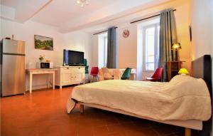 ein Hotelzimmer mit einem Bett und einem Wohnzimmer in der Unterkunft 1 Bedroom Lovely Apartment In Saint Jean Du Gard in Saint-Jean-du-Gard