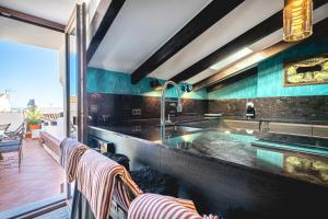 アルテアにあるAltea Luxury old Townのキッチン(バスタブ付) +37枚の写真