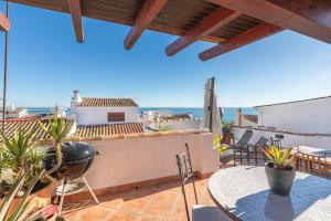 アルテアにあるAltea Luxury old Townのテーブルと椅子と海のあるパティオ