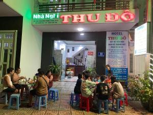 eine Gruppe von Personen, die in einem Restaurant an Tischen sitzen in der Unterkunft Thu Đô Motel in Vũng Tàu