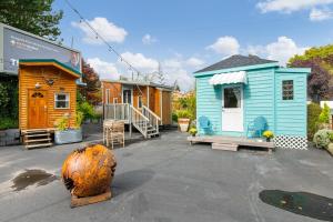 ポートランドにあるTiny Digs - Hotel of Tiny Housesの小屋と駐車場のカボチャ +25枚の写真