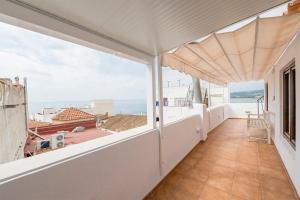 een balkon met uitzicht op de oceaan bij atico en el centro del castillo CASA KIKO in Peñíscola