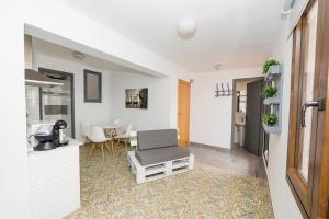 een woonkamer met een laptop op een tafel bij atico en el centro del castillo CASA KIKO in Peñíscola