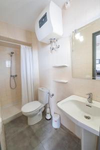 een witte badkamer met een toilet en een wastafel bij atico en el centro del castillo CASA KIKO in Peñíscola