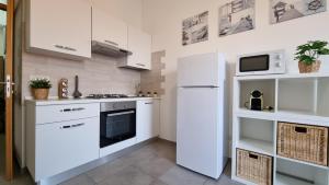 Kuchyň nebo kuchyňský kout v ubytování Appartamento Is Arutas