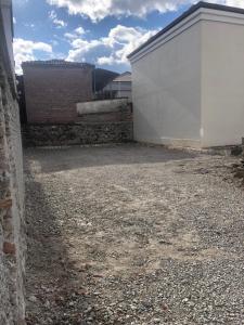 un estacionamiento junto a un edificio de ladrillo en Hotel Vila Mano, en Korçë