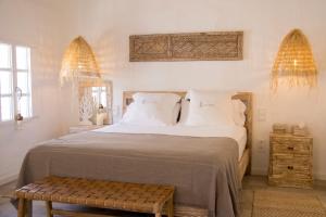 een slaapkamer met een groot bed met witte kussens bij Infinito Hotel Boutique - Adults Only in Ciutadella